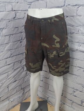 Levi's Men's Camo Cargo Shorts Hiking Camping size 32 Actual 34 x 9.5" Inseam